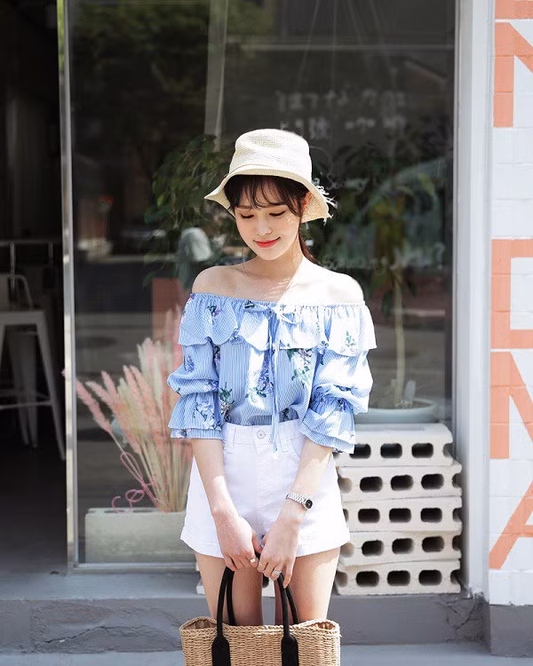 Áo trễ vai luôn đem đến cho các cô gái vẻ dịu dàng, nữ tính.