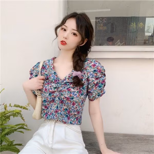 Để vòng 1 trở nên đẫy đà hơn, các nàng hãy chọn những kiểu áo blouse nhún ngực.