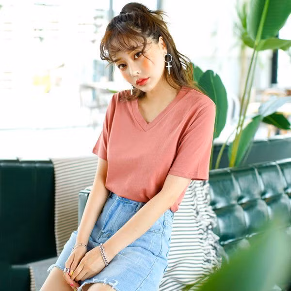 Áo phông là item đã quá quen thuộc với những cô gái ưa thích sự năng động, khỏe khoắn.