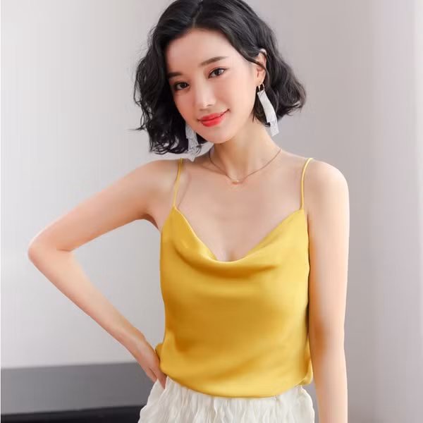 Thiết kế áo hai dây cổ đổ phù hợp với những nàng có kích thước vòng 1 khiêm tốn.