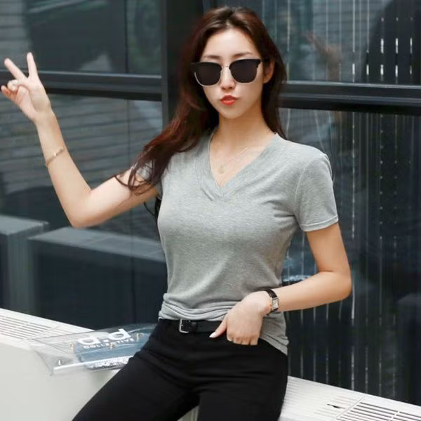 Các nàng ngực lép nên chọn kiểu áo phông cổ V.