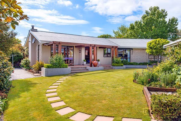 Sân vườn là tăng thêm vẻ đẹp cho ngôi nhà.