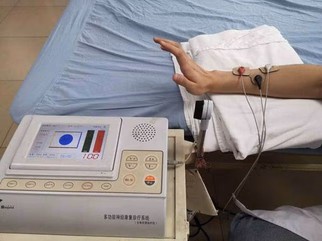 Ngủ ở tư thế này khiến chàng trai trẻ tê liệt tay, nhiều người cũng có thói quen như vậy - 4