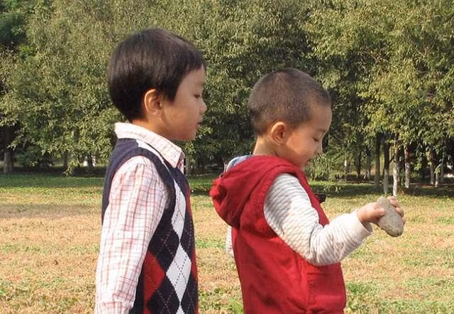 Hai con trai song sinh của cô Xiaofen không giống nhau do một người bị trao nhầm tại bệnh viện lúc mới sinh (Ảnh minh họa).