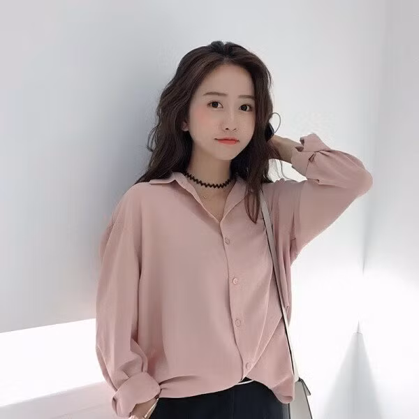 Áo sơ mi màu hồng nude sẽ trông dịu mắt hơn những tông màu hồng khác.