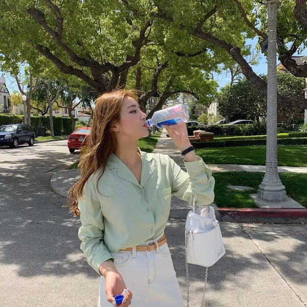 Chị em có thể diện chiếc áo sơ mi màu xanh bạc hà để trông nổi bật hơn.