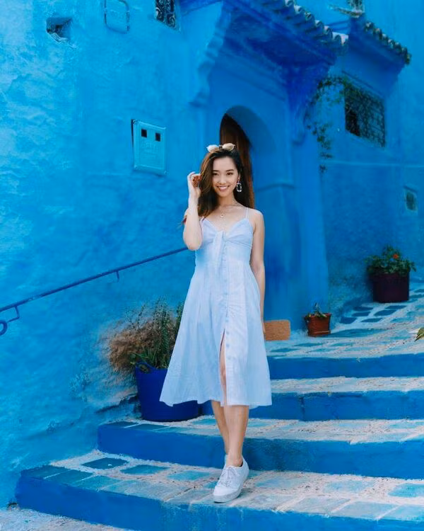 Váy hai dây màu xanh dương vừa mát mẻ lại đem lại vẻ ngoài xinh xắn cho phái đẹp.