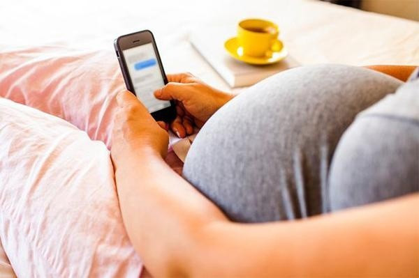 Bà bầu buổi sáng cần tránh nằm lâu trong một tư thế, đặc biệt là nằm ngửa. (Ảnh minh họa). Bà bầu buổi sáng cần tránh nằm lâu trong một tư thế, đặc biệt là nằm ngửa. (Ảnh minh họa).