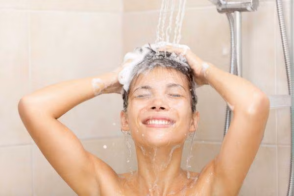 Sau khi dậy, mẹ cũng không nên tắm ngay sẽ dễ bị tụt huyết áp, choáng váng. (Ảnh minh họa).