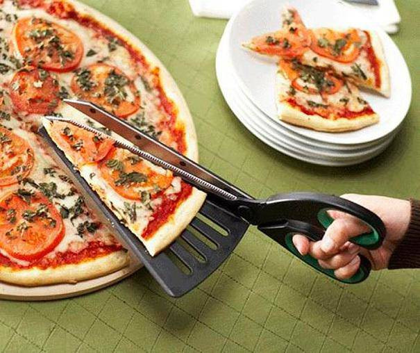 Dụng cụ cắt bánh pizza đơn giản gọn nhẹ giúp bạn không cần chạm tay.