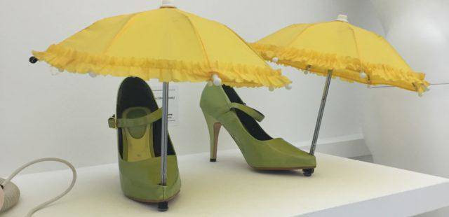 Chiếc ô nhỏ xinh cho đôi giày bảo vệ chúng khỏi những cơn mưa bất chợt.