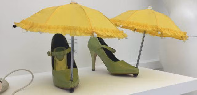 Chiếc ô nhỏ xinh cho đôi giày bảo vệ chúng khỏi những cơn mưa bất chợt.