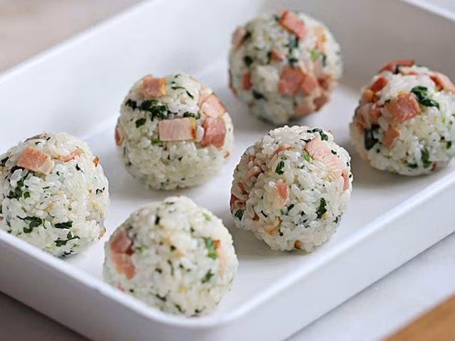 Món cơm nắm súp lơ thơm ngon cho bé. (Ảnh minh họa).