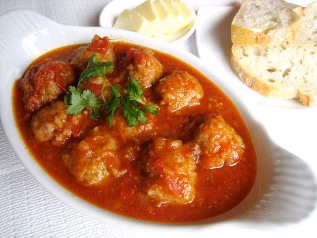 Thịt viên sốt cà chua cho bé 2 tuổi biếng ăn. (Ảnh minh họa).