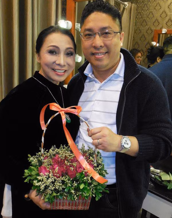 Bà sống an nhàn bên cậu con trai ở tuổi xế chiều.