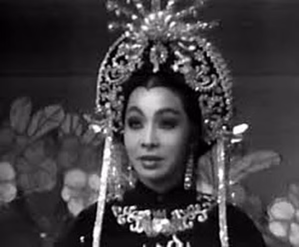 Nghệ sĩ Bạch Tuyết trong vở cải lương kinh điển "Thái hậu Dương Vân Nga".