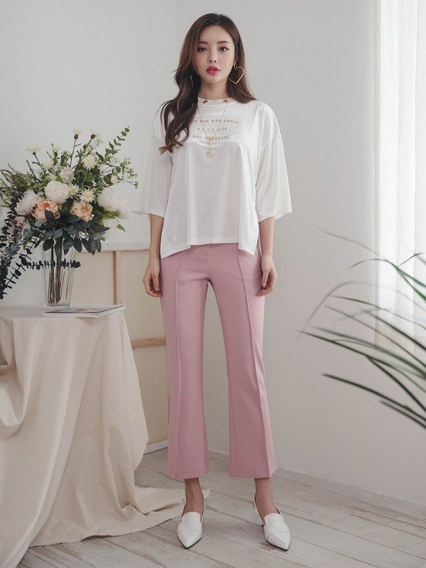 Quần tây ống loe dáng lửng phù hợp với những cô gái thích sự trẻ trung và thoải mái. 4 loại trang phục dù nàng mua giá rẻ nhưng trông vẫn cứ thời thượng và đắt tiền - 14