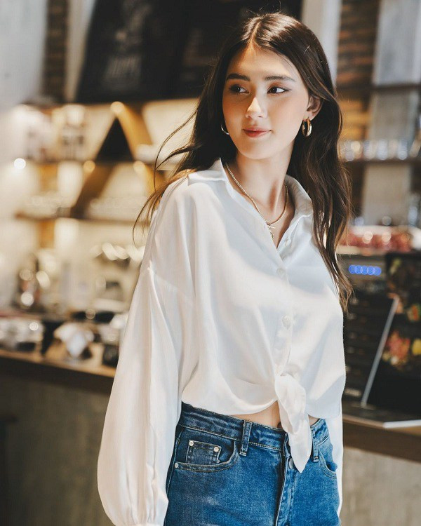 Set đồ gồm áo sơ mi lụa cùng quần jeans tạo nét trẻ trung cho các cô gái. 4 loại trang phục dù nàng mua giá rẻ nhưng trông vẫn cứ thời thượng và đắt tiền - 8