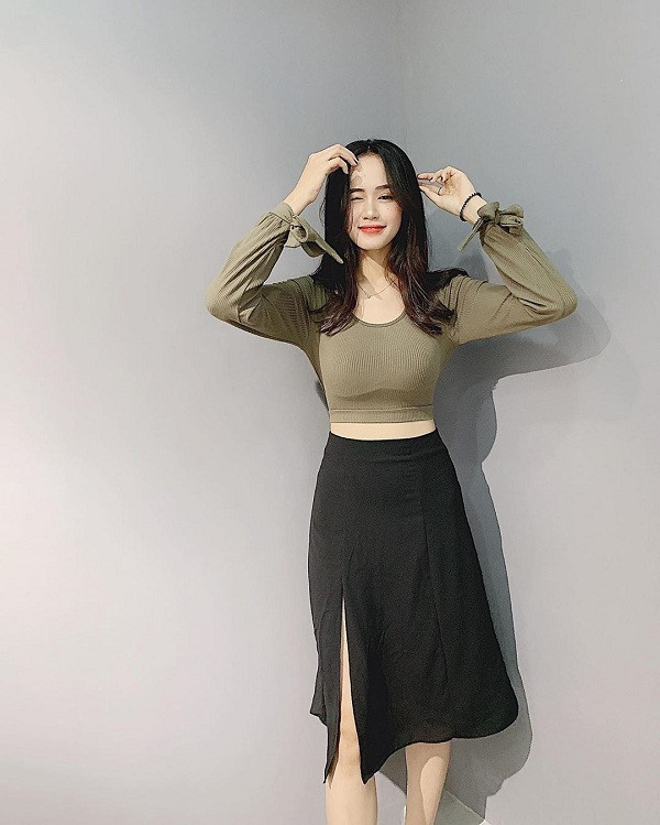 Điểm thu hút của kiểu chân váy này chính là ở chi tiết xẻ tà. 4 loại trang phục dù nàng mua giá rẻ nhưng trông vẫn cứ thời thượng và đắt tiền - 10