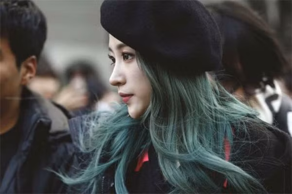 Những màu tóc xanh rêu đẹp ấn tượng phù hợp với mọi gương mặt - 3