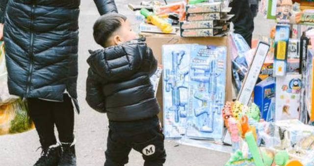 con nang nac doi mua do choi, me noi tu choi, chu cua hang vo tay vi noi qua hay - 5