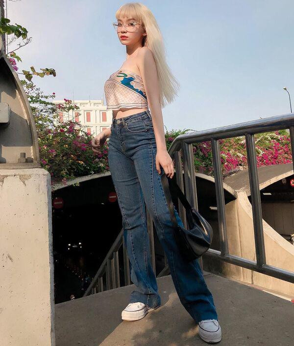 Rất nhiều hot girl Việt đã học tập Jennie, buộc khăn lên mình làm áo, khẳng định gu thời trang sành điệu, táo bạo. Rất nhiều hot girl Việt đã học tập Jennie, buộc khăn lên mình làm áo, khẳng định gu thời trang sành điệu, táo bạo.