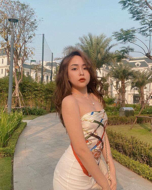 Diện style này, các cô gái có thể khoe khéo thềm ngực đầy cùng đôi vai trần gợi cảm. Diện style này, các cô gái có thể khoe khéo thềm ngực đầy cùng đôi vai trần gợi cảm.