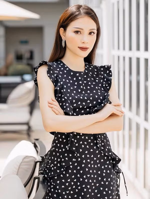 Là một hotgirl đình đám Hà thành, Linh Rin vừa sở hữu nhan sắc xinh đẹp, vừa sở hữu phong cách ăn mặc đa dạng với nhiều item khác nhau hết sức mới mẻ và không kém phần sang chảnh.