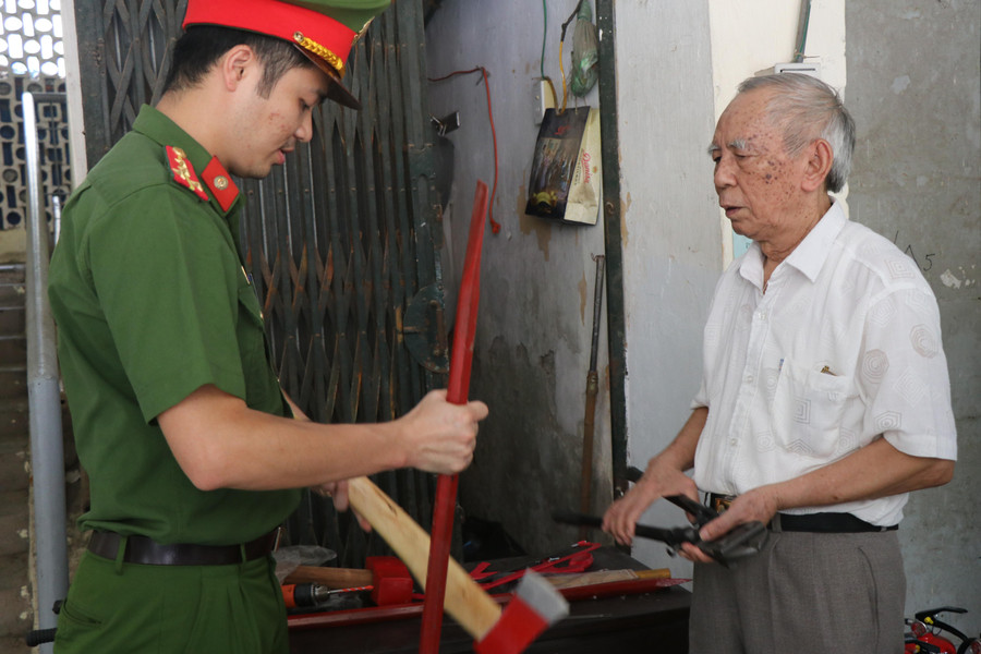 Lắp đặt và bàn giao phương tiện phòng cháy chữa cháy cho người dân. Lắp đặt và bàn giao phương tiện phòng cháy chữa cháy cho người dân.