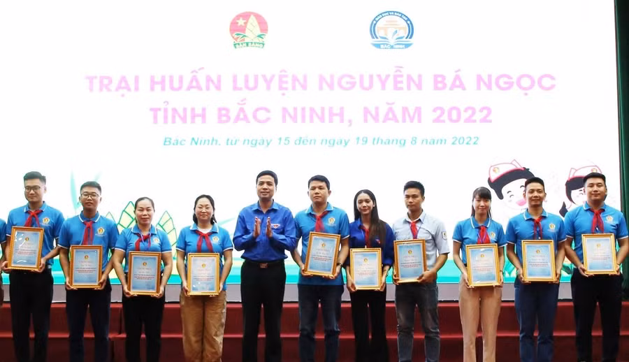Bí thư Tỉnh Đoàn Bắc Ninh - Nguyễn Đức Sâm trao chứng nhận cho các trại sinh.