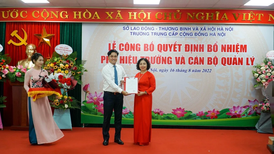 ThS. Bùi Kiến Thiết - Bí thư Chi bộ, Chủ tịch HĐQT, Hiệu trưởng trường Trung cấp Cộng đồng Hà Nội chúc mừng tân Phó Hiệu trưởng NGƯT. ThS. Nguyễn Minh Châu.