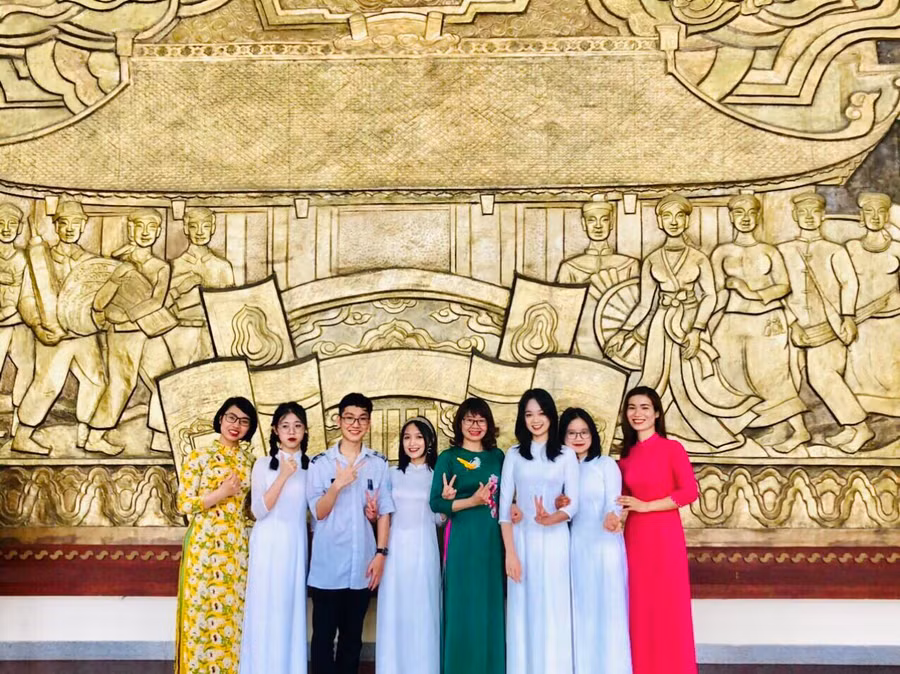 Em Hoàng Thanh Huyền (thứ 4 từ trái sang phải) trường THPT Chuyên Bắc Giang.