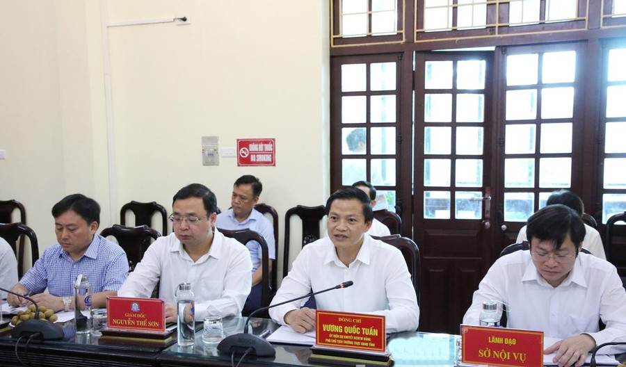 Phó Chủ tịch Thường trực UBND tỉnh Bắc Ninh - Vương Quốc Tuấn và lãnh đạo một số sở, ngành tại buổi làm việc.