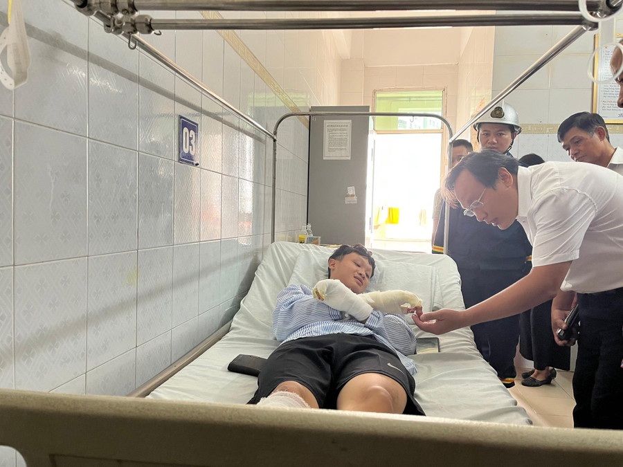Ông Đỗ Thanh Tùng - Phó Chủ tịch UBND quận Hoàng Mai thăm hỏi chiến sĩ bị thương trong quá trình làm nhiệm vụ.