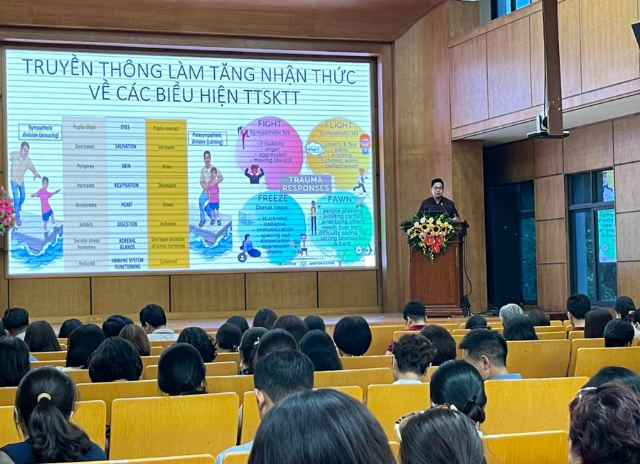 PGS. TS Trần Thành Nam, Chủ nhiệm Khoa các Khoa học giáo dục, Đại học Giáo dục (Đại học Quốc gia Hà Nội) trao đổi tại buổi tập huấn. PGS. TS Trần Thành Nam, Chủ nhiệm Khoa các Khoa học giáo dục, Đại học Giáo dục (Đại học Quốc gia Hà Nội) trao đổi tại buổi tập huấn.