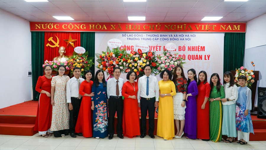 Ban Giám hiệu, lãnh đạo các đơn vị tặng hoa chúc mừng. Ban Giám hiệu, lãnh đạo các đơn vị tặng hoa chúc mừng.