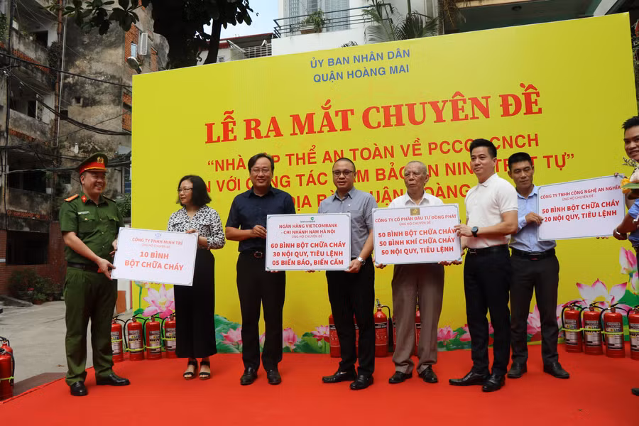 Các đơn vị doanh nghiệp ủng hộ phương tiện phòng cháy chữa cháy. 