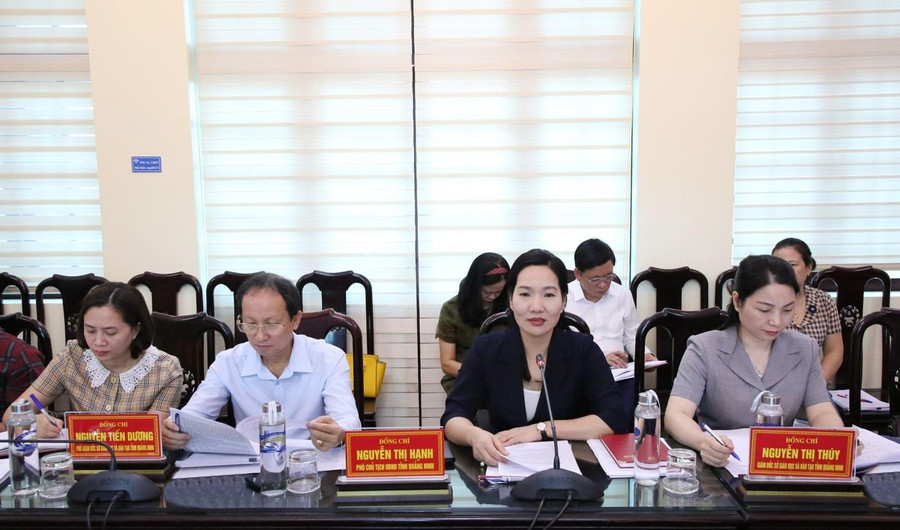 Phó Chủ tịch UBND tỉnh Quảng Ninh - Nguyễn Thị Hạnh (thứ hai từ phải qua) phát biểu tại buổi làm việc.