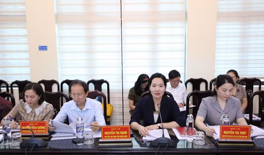 Phó Chủ tịch UBND tỉnh Quảng Ninh - Nguyễn Thị Hạnh (thứ hai từ phải qua) phát biểu tại buổi làm việc.