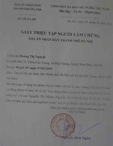 Chị Nguyệt đang ngồi xem lại những tin nhắn từ những số lạ đe dọa và nói xấu.