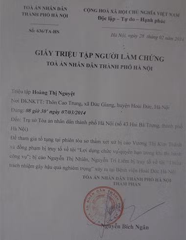 Chị Nguyệt đang ngồi xem lại những tin nhắn từ những số lạ đe dọa và nói xấu.