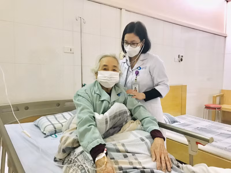 Cụ bà 75 tuổi khỏe mạnh sau can thiệp nội soi phế quản.