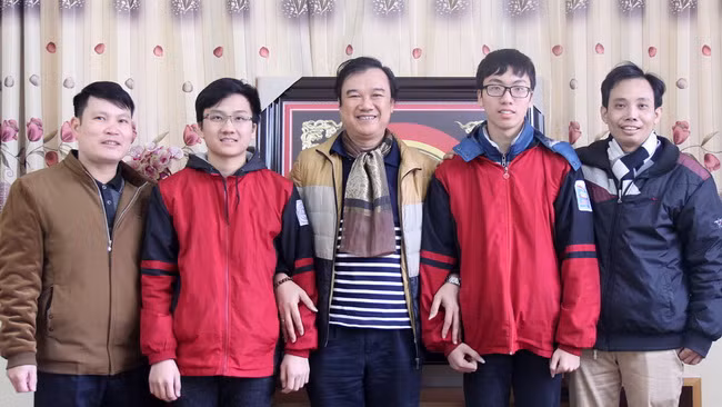 Trịnh Duy Hiếu (thứ 2 từ trái sang) cùng các thầy giáo Trường THPT Chuyên Bắc Giang