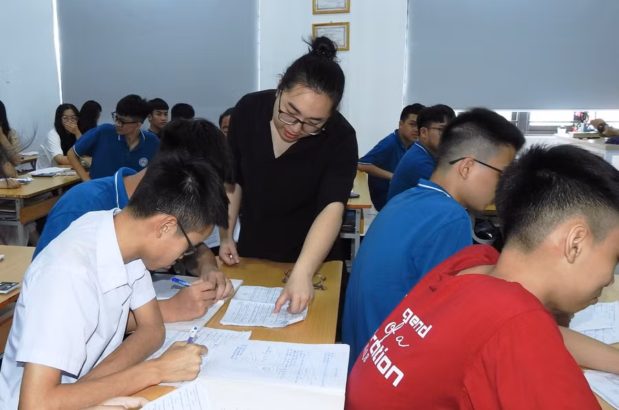 Một tiết ôn tập cho khối 12 Trường TH - THCS - THPT Nguyễn Bỉnh Khiêm.