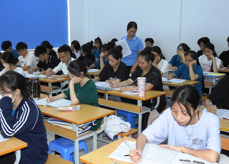 Những ngày này, học sinh khối 12 Trường THPT Nguyễn Bỉnh Khiêm tập trung luyện đề.