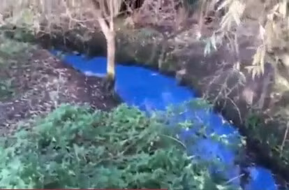 Kì lạ con suối bất ngờ chuyển màu xanh dương 