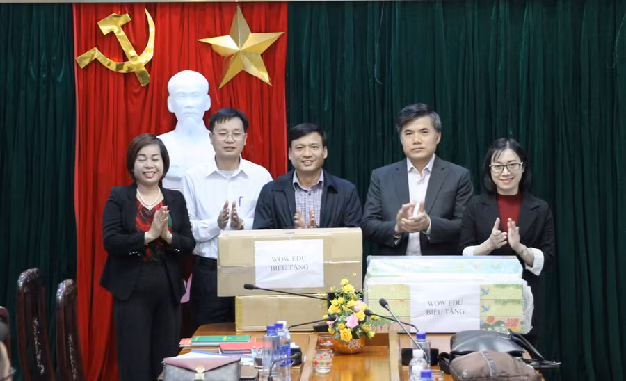 Đại diện Bộ GD&amp;ĐT, NXBGDVN trao quà cho ngành GD-ĐT Mường Lát.