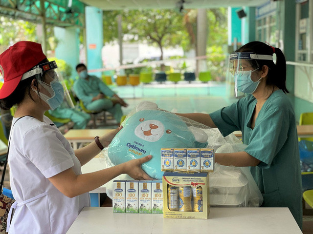 Món quà sức khỏe Vinamilk gửi đến bác sĩ, bệnh nhi F0 tại bệnh viện Trưng Vương TP.HCM - Ảnh 3. Món quà sức khỏe Vinamilk gửi đến bác sĩ, bệnh nhi F0 tại bệnh viện Trưng Vương TP.HCM - Ảnh 3.