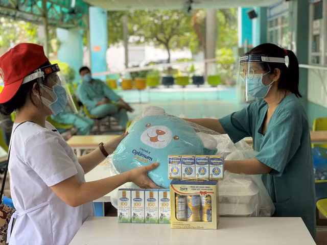 Món quà sức khỏe Vinamilk gửi đến bác sĩ, bệnh nhi F0 tại bệnh viện Trưng Vương TP.HCM - Ảnh 3.
