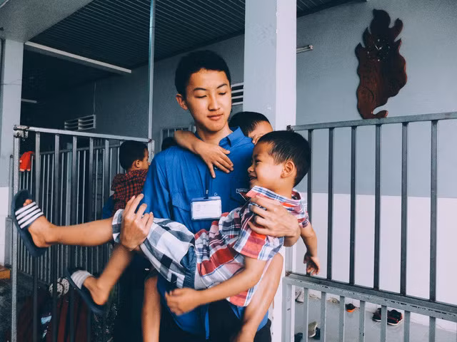 Giúp đỡ những hoàn cảnh khó khăn là một niềm hạnh phúc của nam sinh phố núi